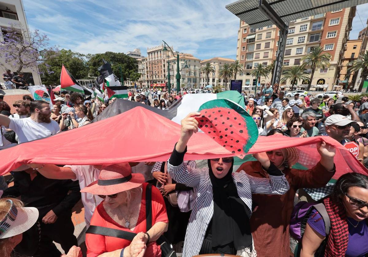 Manifestación que esta mañana ha recorrido las calles de Málaga en solidaridad con el pueblo palestino.