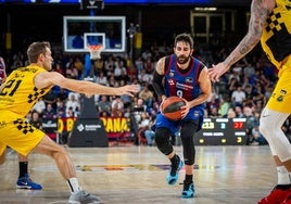 Ricky Rubio trata de avanzar entre dos jugadores del Tenerife.