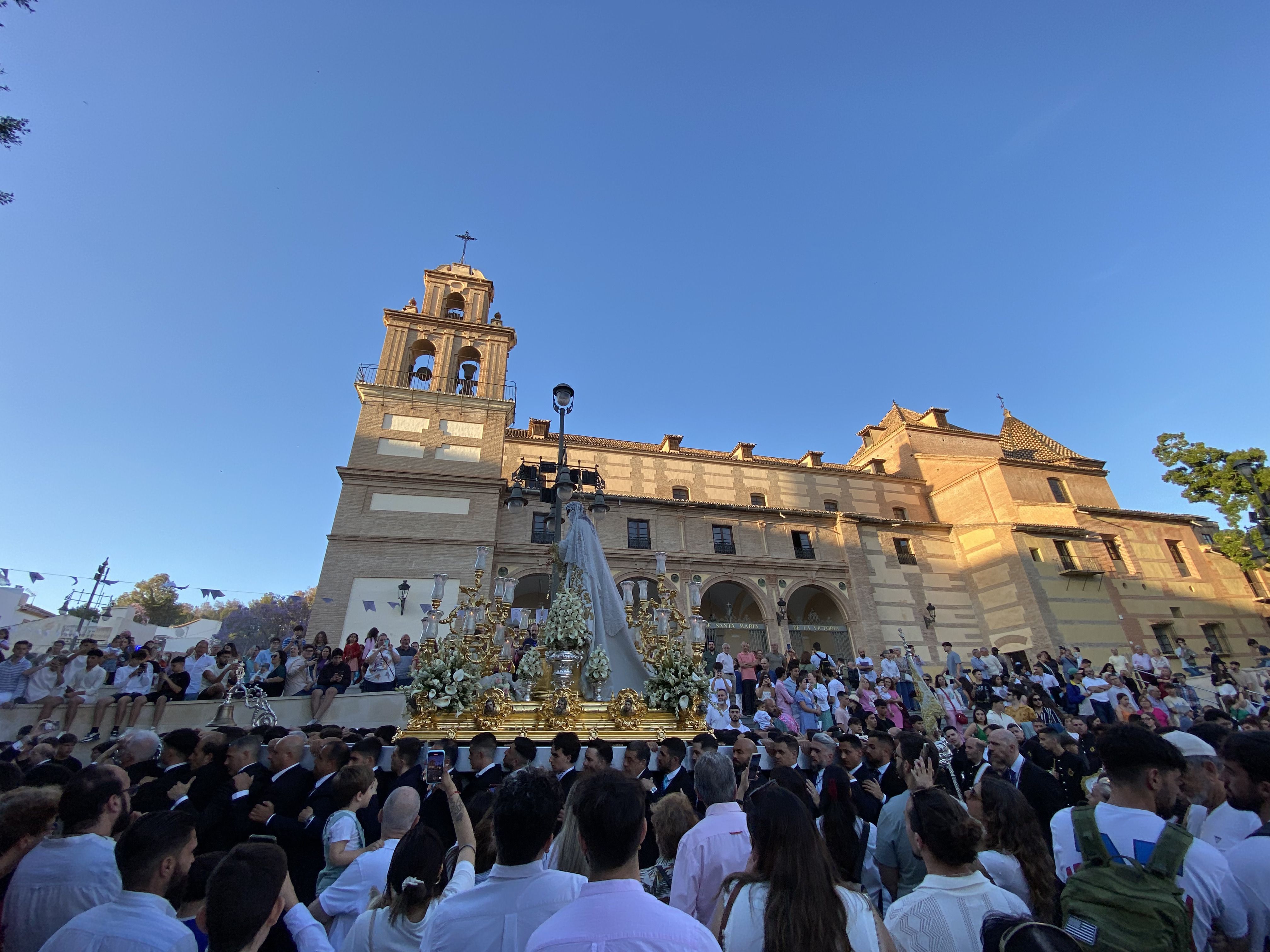 La Virgen del Rocío recorre su barrio por Pentecostés