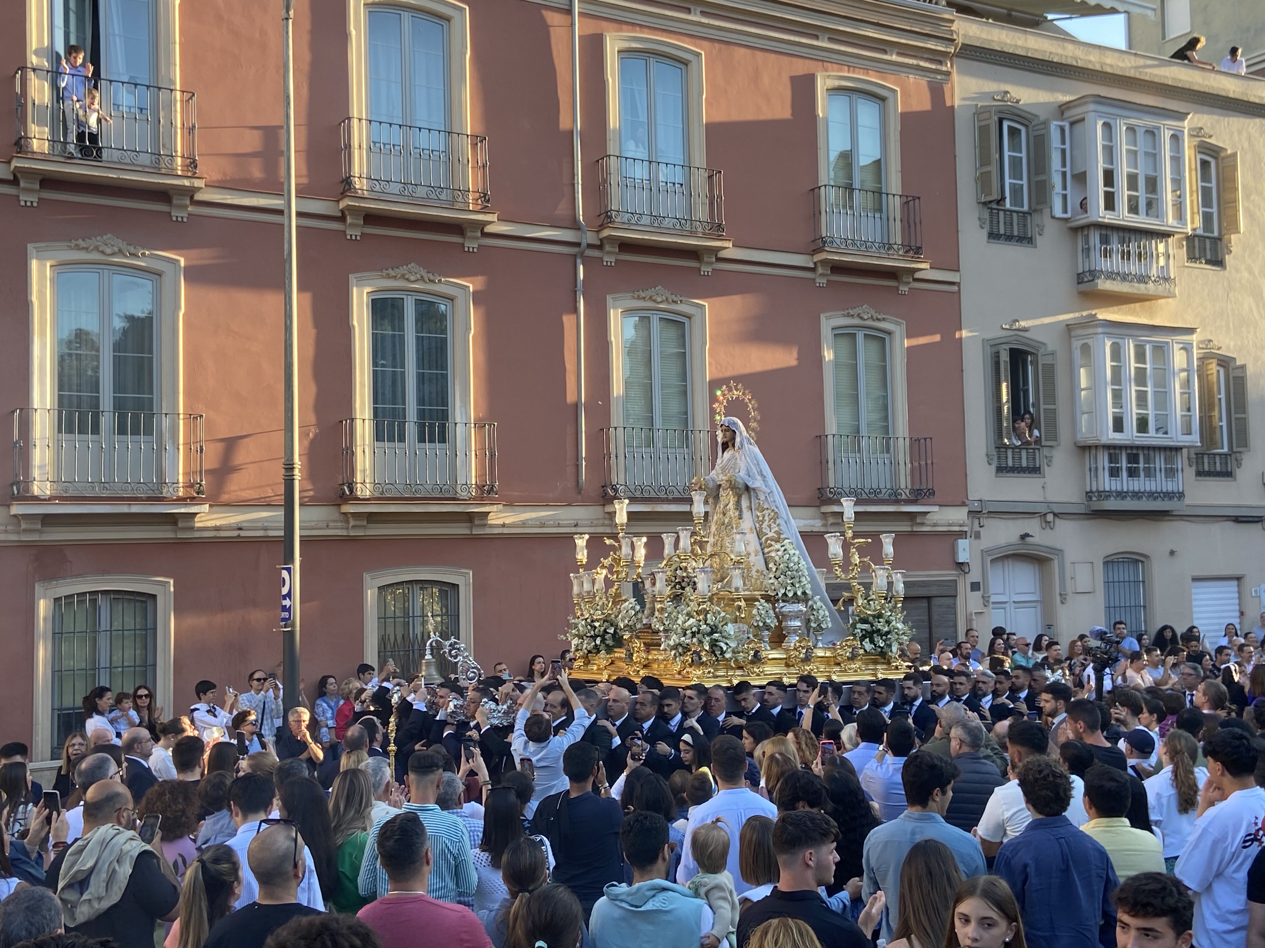 La Virgen del Rocío recorre su barrio por Pentecostés