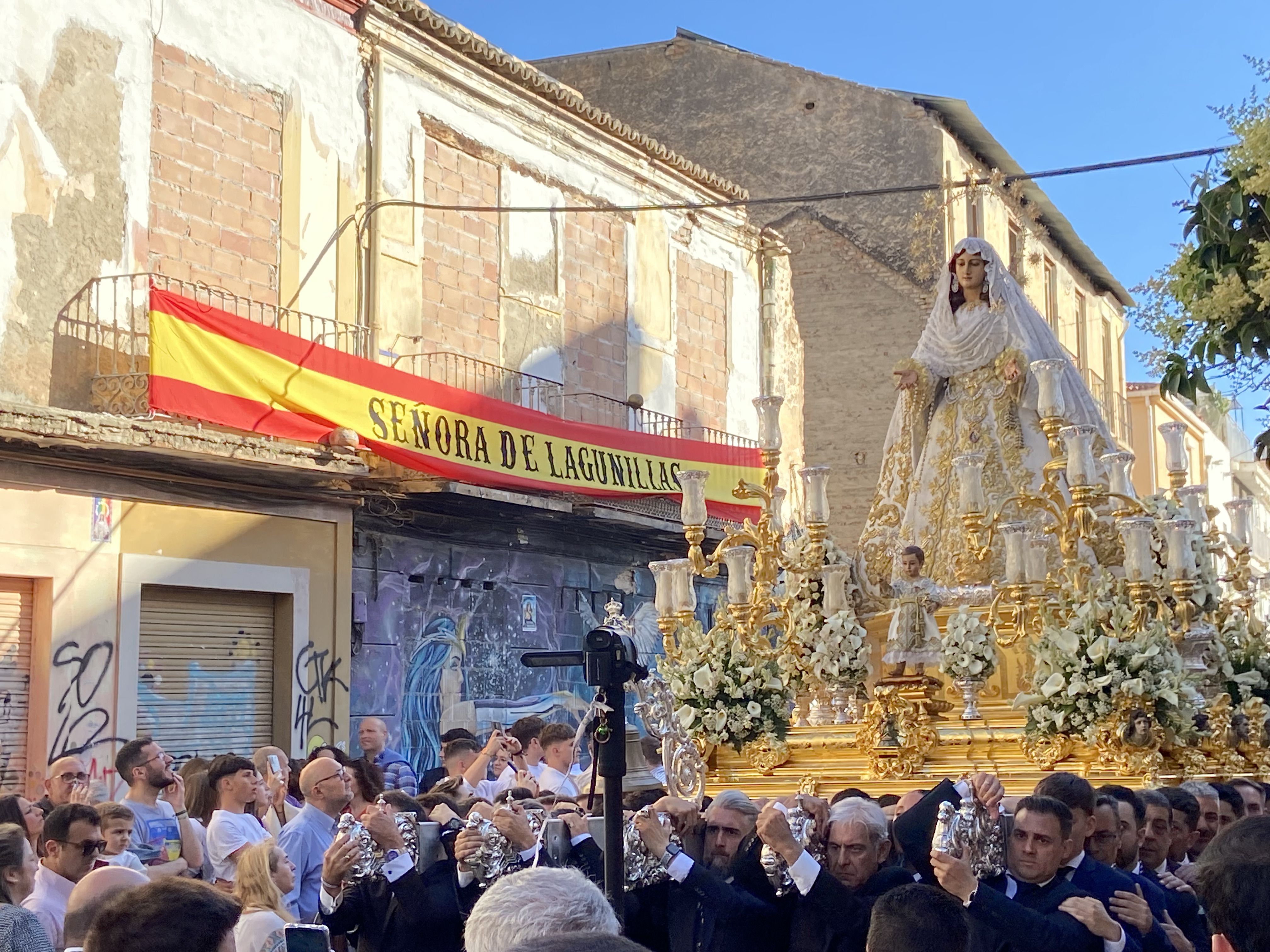 La Virgen del Rocío recorre su barrio por Pentecostés