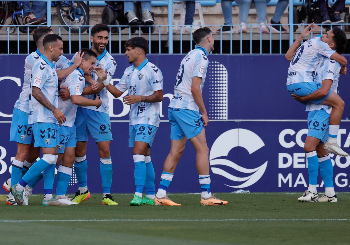 Sangalli celebra su gol junto al resto de compañeros.
