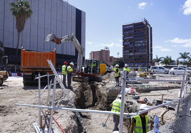 Obras de construcción del túnel del metro frente a El Corte Inglés.