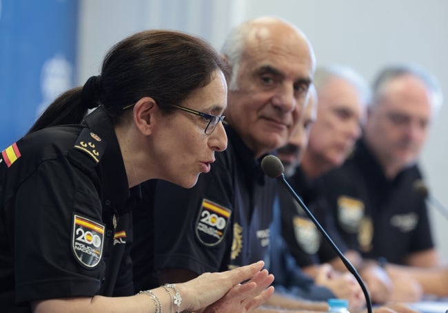 La inspectora Rafaela Polo, jefa de la investigación, junto al comisario provincial, Enrique Barón.