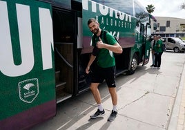 David Kravish se sube al autobús del Unicaja camino del aeropuerto.