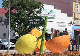 La nueva escultura en la rotonda de acceso a Estación de Cártama.