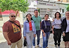 Padres y docentes del IES María Zambrano de Torre del Mar, la pasada semana, delante de la agencia de viajes, que permanece cerrada.