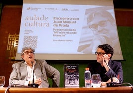 El escritor Juan Manuel de Prada junto al periodista Alberto Gómez en el Aula de Cultura de SUR.