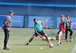 Pellicer observa a sus hombres durante el entrenamiento del Málaga de este martes.