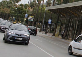 Tráfico en la avenida Cristóbal Colón, uno de los principales ejes de Alhaurín de la Torre.