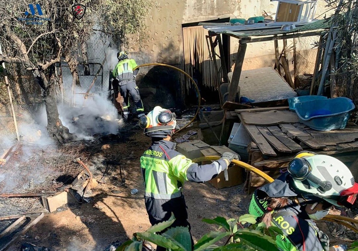 El Consorcio Provincial de Bomberos de la Diputación de Málaga durante la intervención.