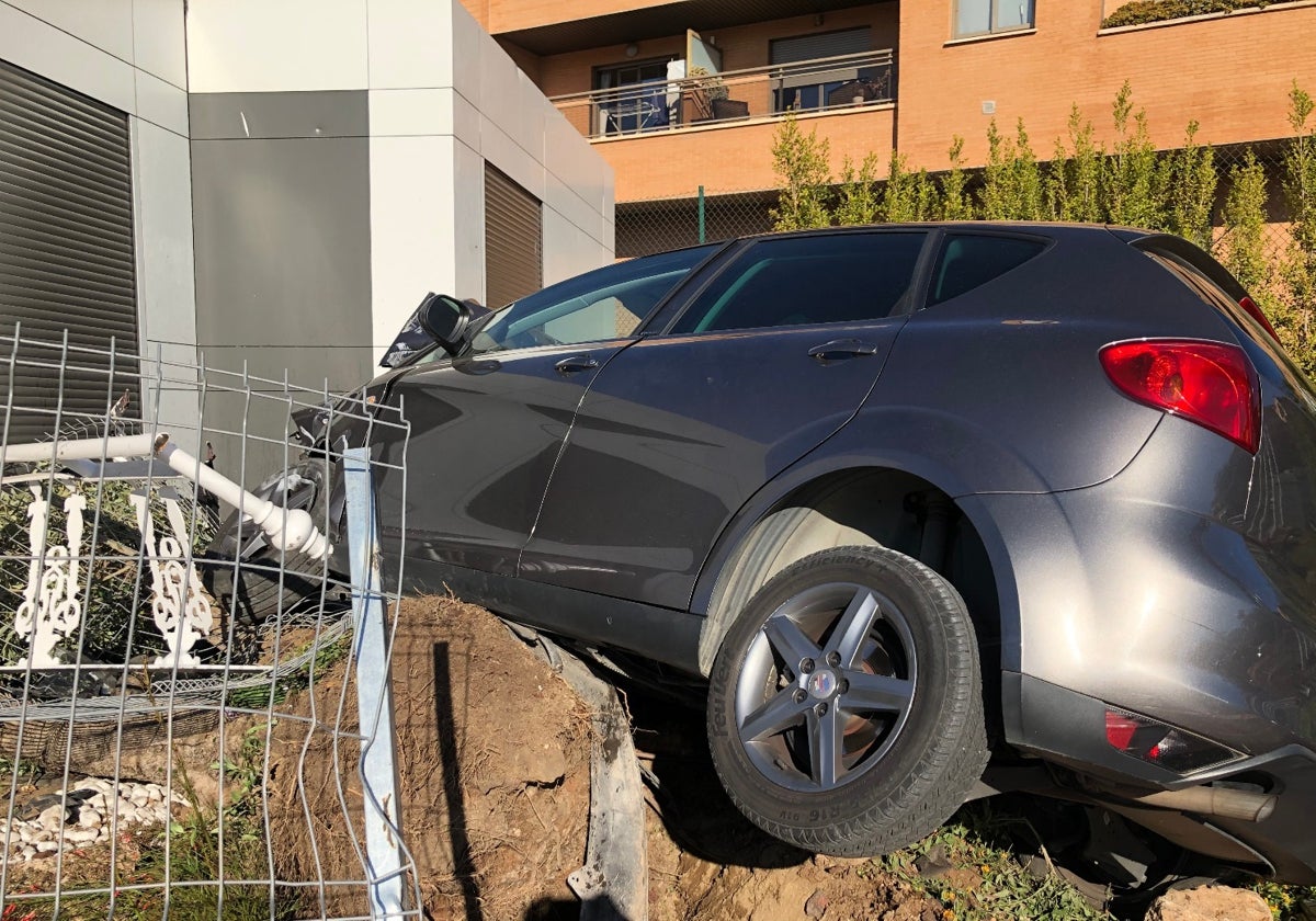 Vehículo empotrado contra la caseta instalada en la esquina de José María Amado Arniches, en Torremolinos.