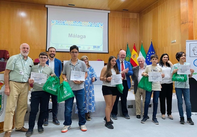 Los estudiantes malagueños, en la entrega de premios, que se ha desarrollado en el Ayuntamiento de Camas.