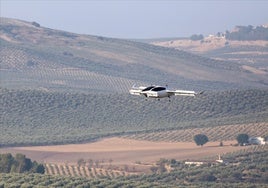 Un Vtol de pasajeros, en pruebas sobre un campo de olivos de Andalucía.