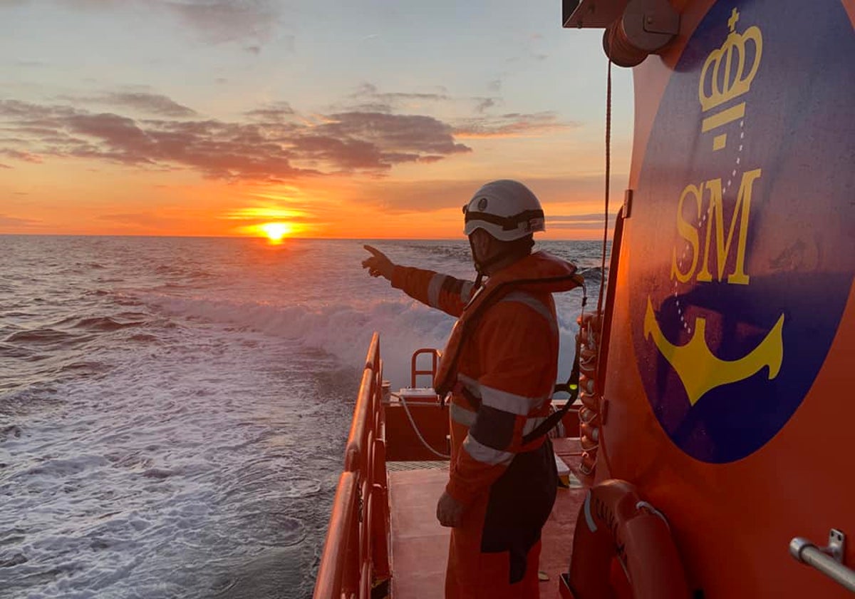 Personal y embarcación de Salvamento Marítimo.