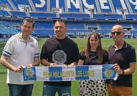 Alfonso Herrero recibe el trofeo al mejor jugador por la Peña Malaguista Los Lunes