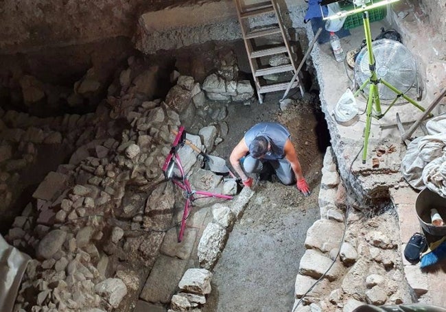 Arqueólogo trabajando en los restos de la muralla feno-púnica descubierta en San Agustín.