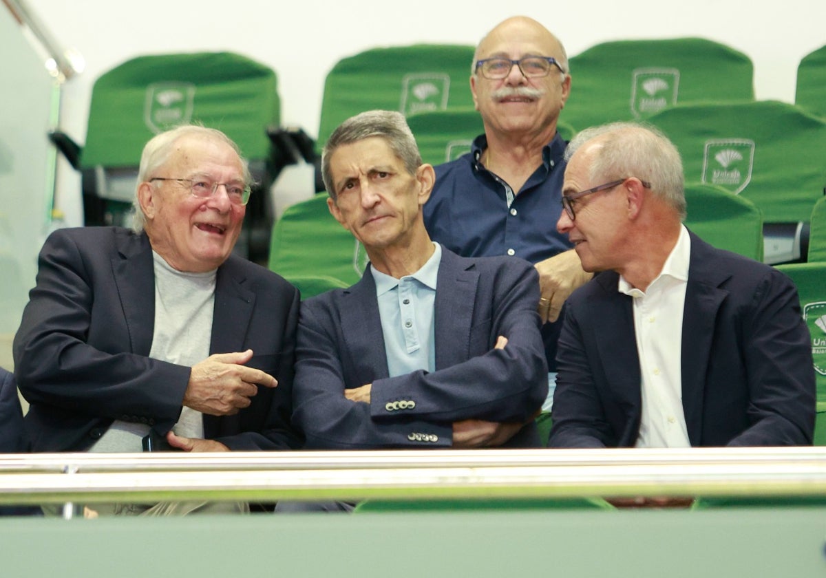 Manuel Azuaga, expresidente de Unicaja, junto a José Manuel Domínguez, presidente de la Fundación, e Isidro Rubiales, presidente de Unicaja Banco; detrás, el expresidente Eduardo García.