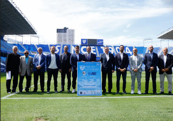 Foto de familia de la presentación oficial del partido de las Leyendas del Málaga por el 120 aniversario.