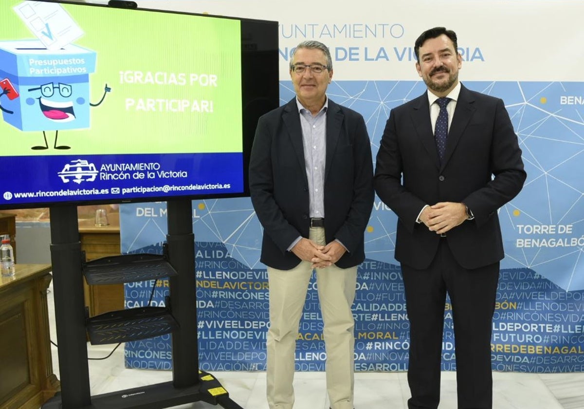 El alcalde y en concejal de Participación Ciudadana, en la rueda de prensa de los presupuestos participativos.