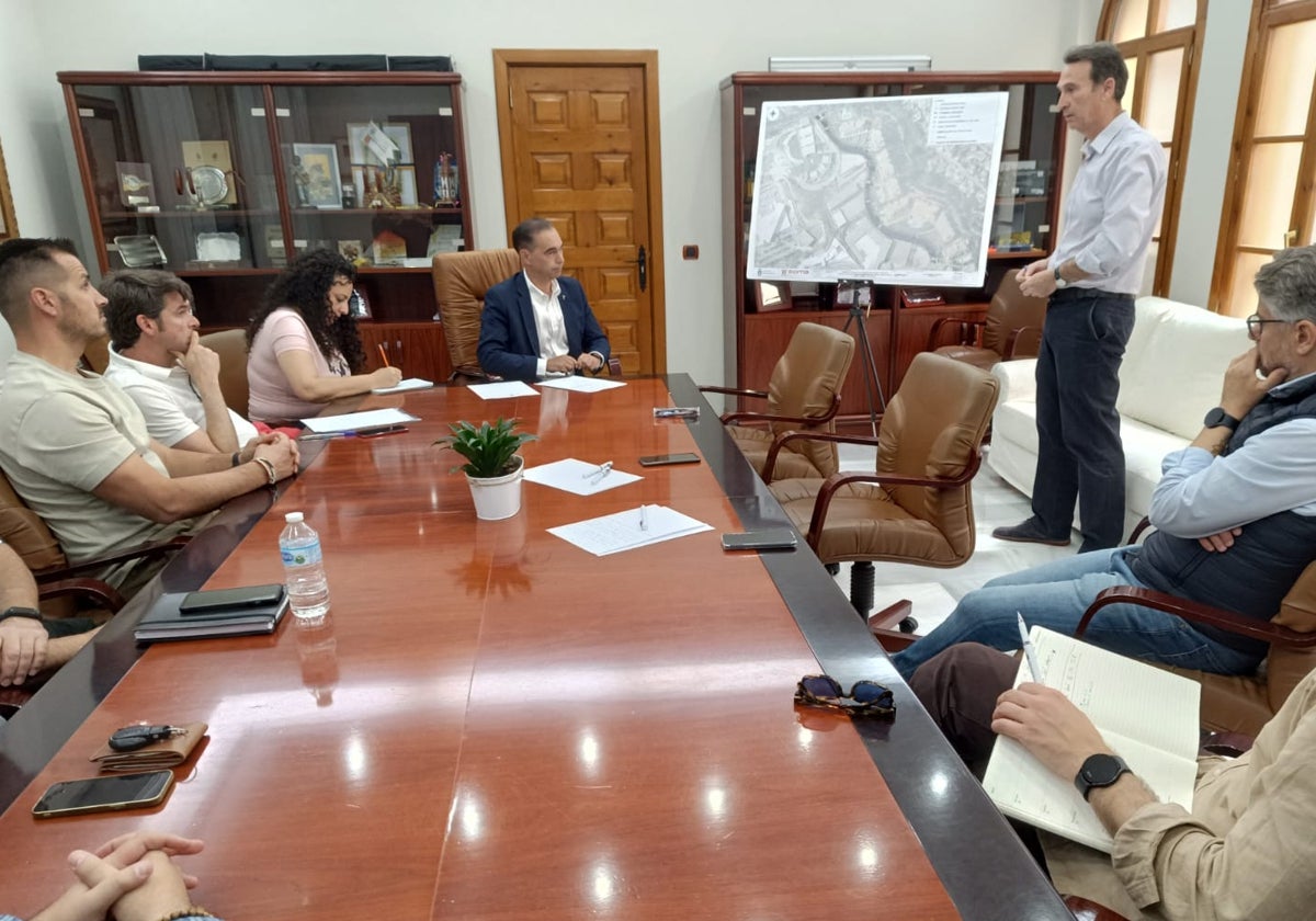 El Ayuntamiento explica a los vecinos de la avenida Cibeles de Benalmádena la remodelación integral prevista