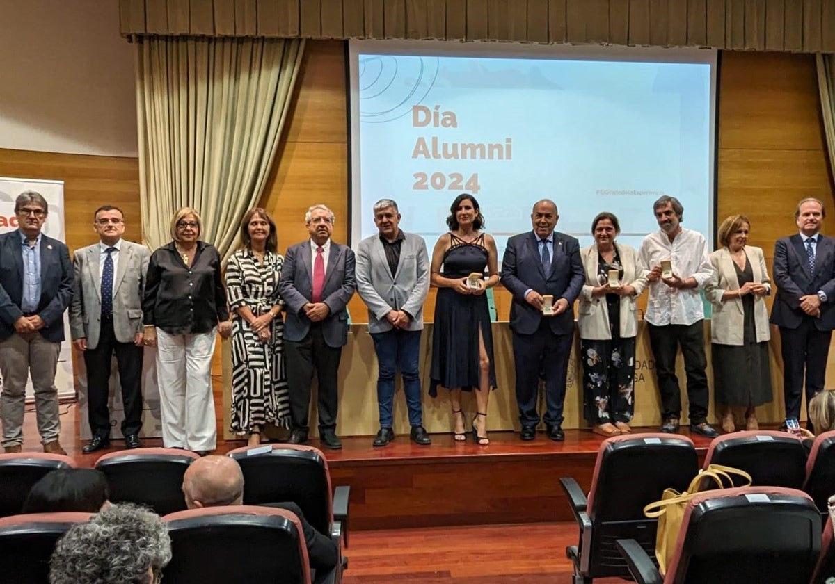 Los premiados, junto a directivos de la UMA y de Alumni.