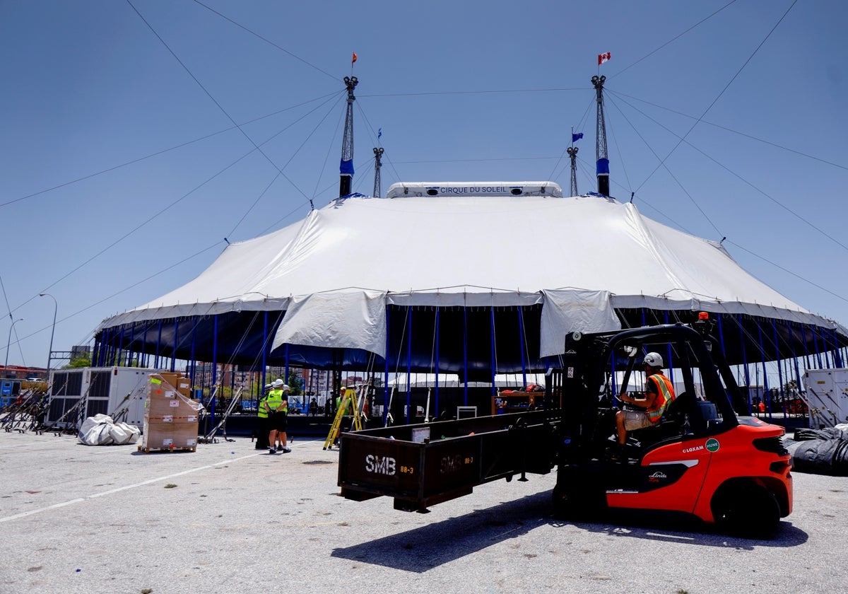 La carpa del Circo del Sol tras ser izada en el recinto ferial Cortijo de Torres.