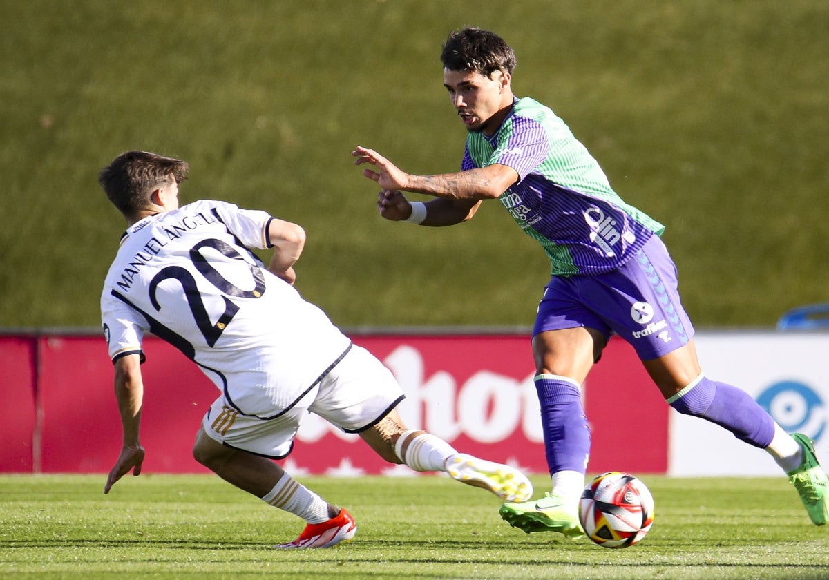 Kevin, ante Manuel Ángel, en el duelo de este sábado ante el Castilla.