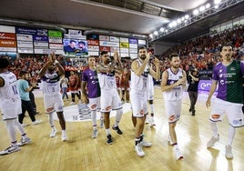 Los jugadores del Unicaja, tras su pase a semifinales en Manresa.