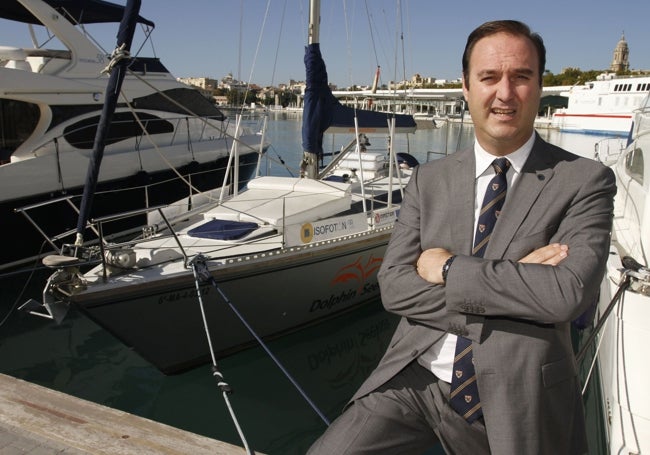 Ángel Luis Serrano, en 2012, posa delante de un velero con paneles solares en Muelle Uno.