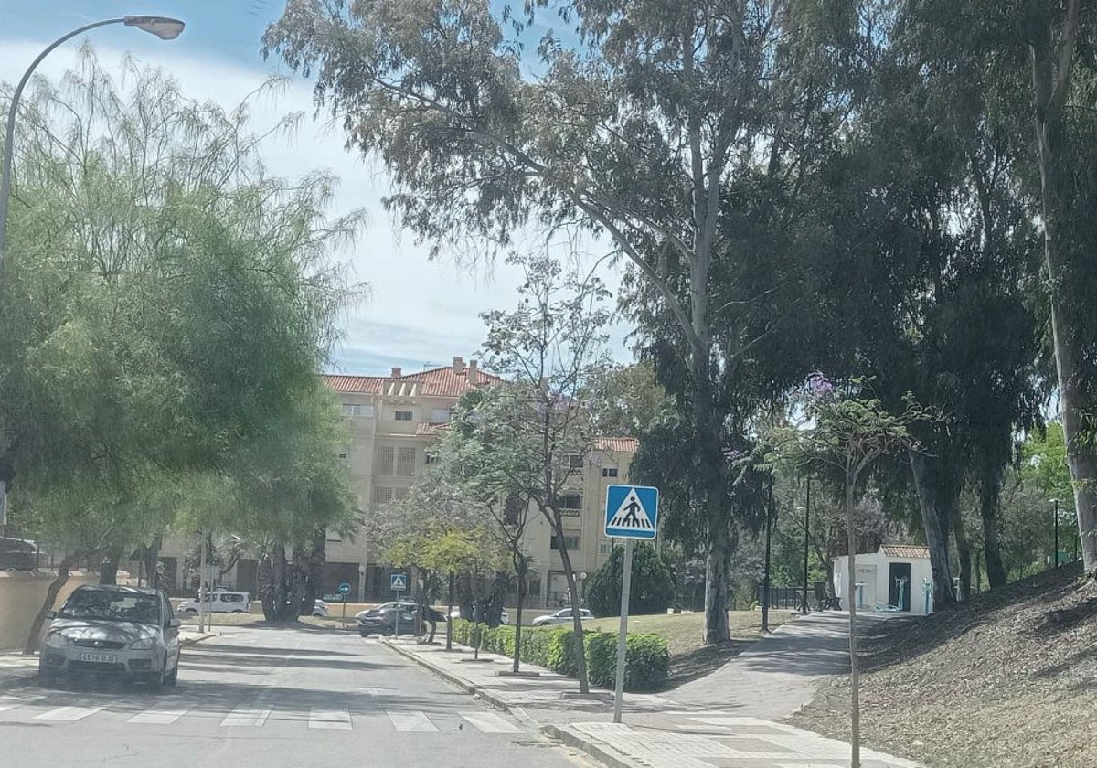 Vista de un coche estacionado en mitad de la vía.