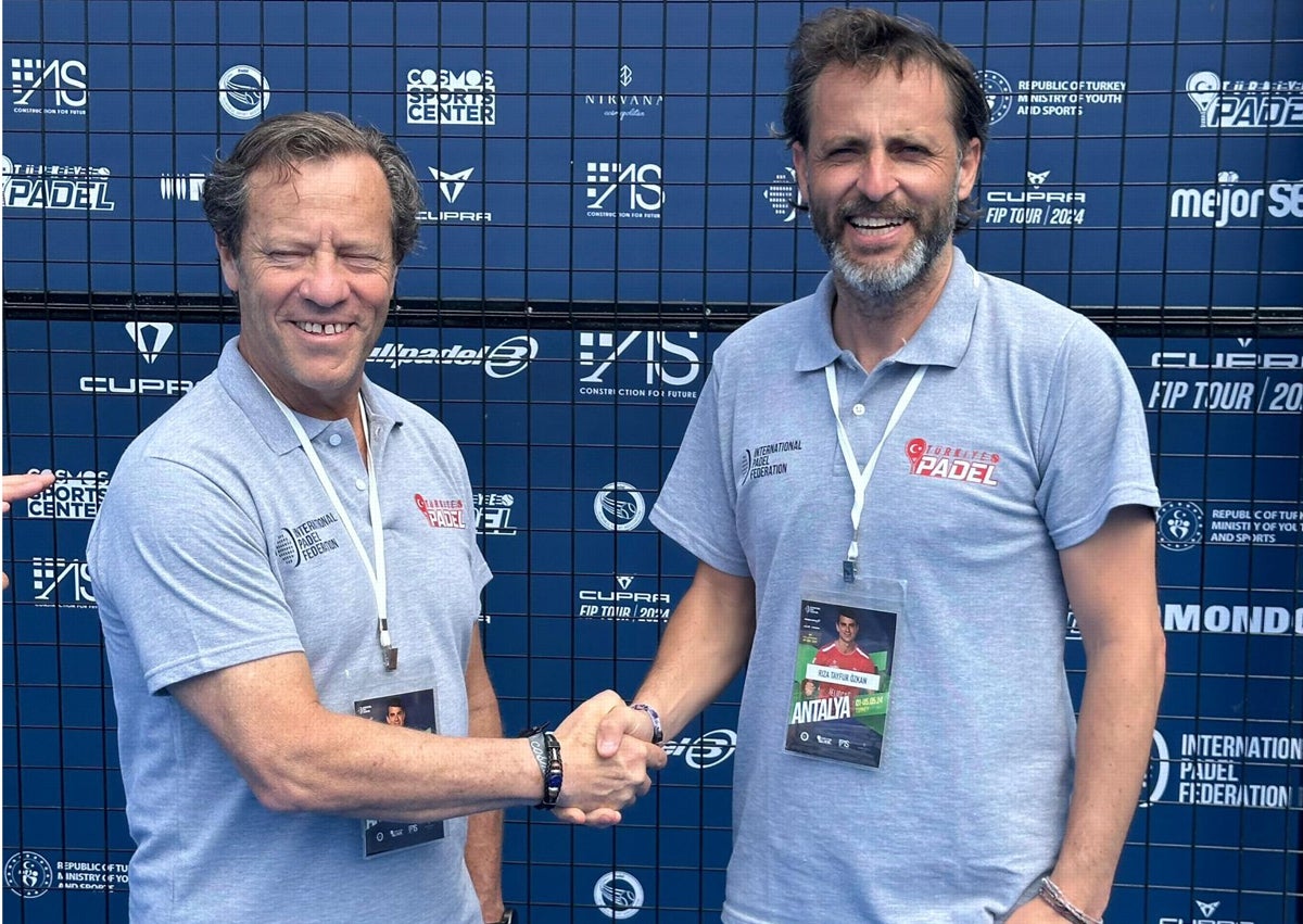 Imagen secundaria 1 - En la primera foto, recibiendo la medalla al mérito deportivo como entrenador por parte de la Federación Española de Pádel; en la segunda, con el presidente de la federación de Turquía, cuando le nombraron seleccionador; en la tercera, como entrenador de Bea González cuando esta fue campeona de España con 11 años.