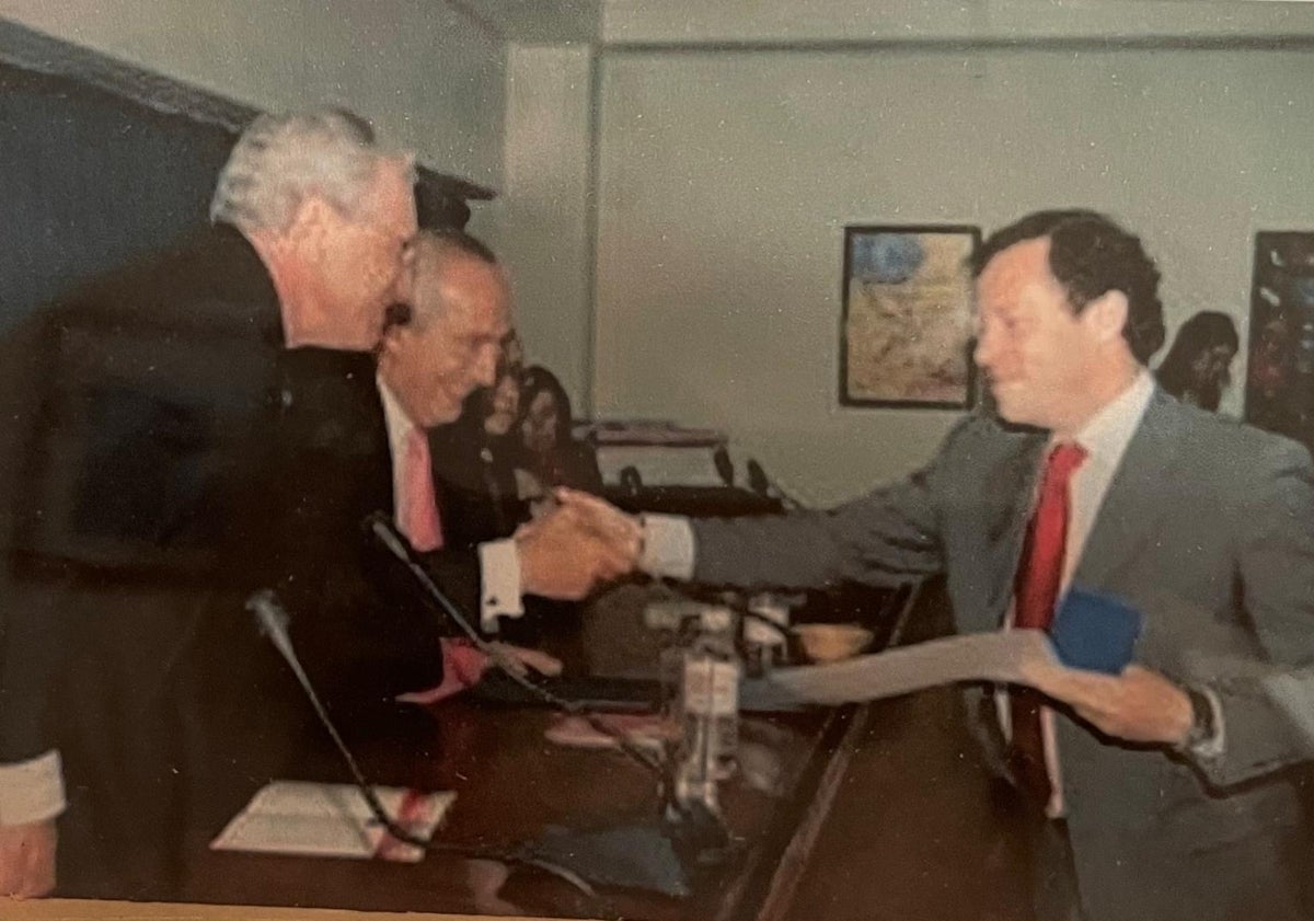 Imagen principal - En la primera foto, recibiendo la medalla al mérito deportivo como entrenador por parte de la Federación Española de Pádel; en la segunda, con el presidente de la federación de Turquía, cuando le nombraron seleccionador; en la tercera, como entrenador de Bea González cuando esta fue campeona de España con 11 años.