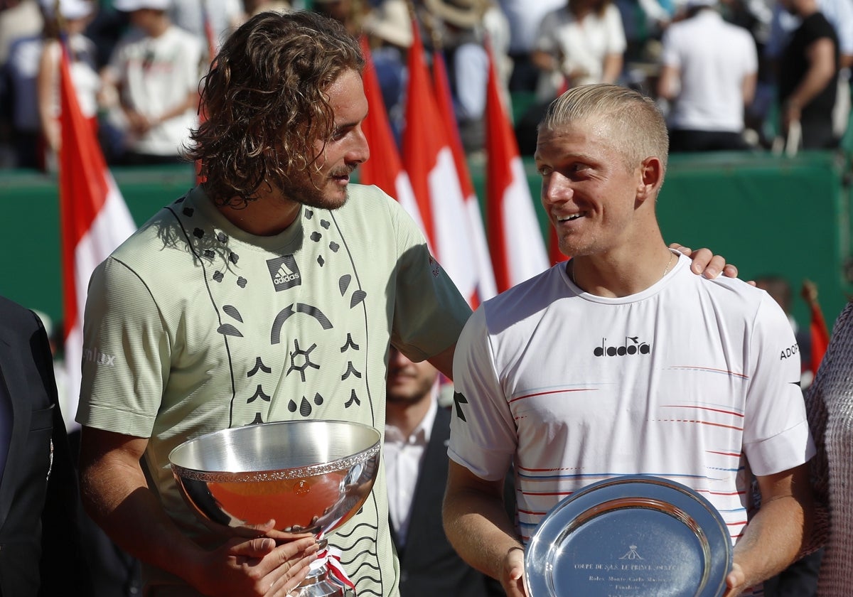 Stefanos Tsitsipas y Alejandro Davidovich, tras la final del Masters 1.000 de Montecarlo de 2022 ganada por el griego.