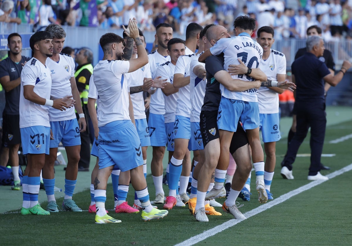 Larrubia celebra en el banquillo del Málaga su gol frente al Antequera.