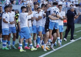 Larrubia celebra en el banquillo del Málaga su gol frente al Antequera.