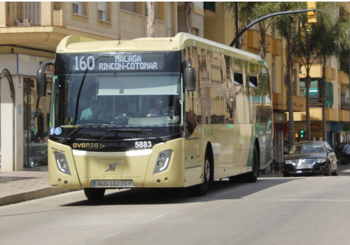 Un autobús de la línea M 160, enre Rincón y Málaga, a su paso por la Cala del Moral.