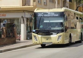 Un autobús de la línea M 160, enre Rincón y Málaga, a su paso por la Cala del Moral.