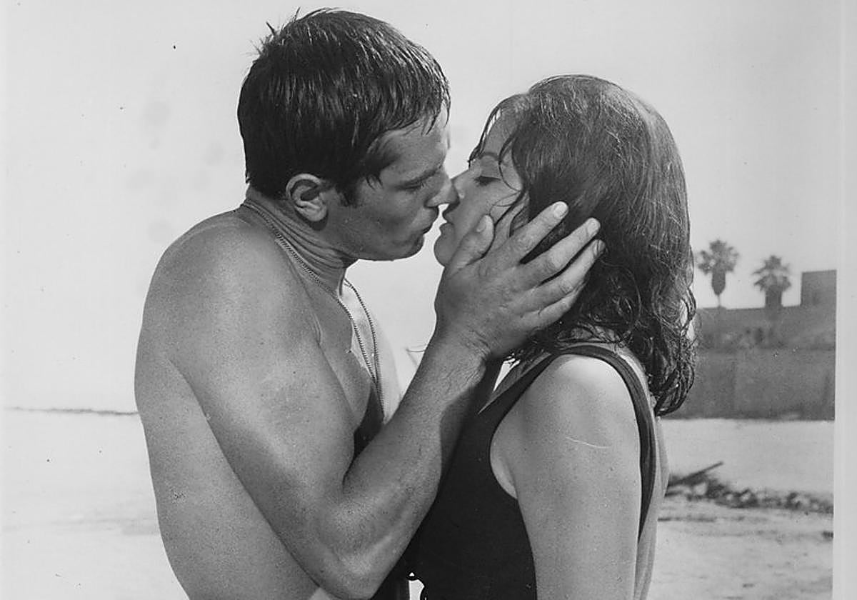 'Mando perdido'. Apasionado beso de Alain Delón y Claudia Cardinale, con el Bil-Bil al fondo.