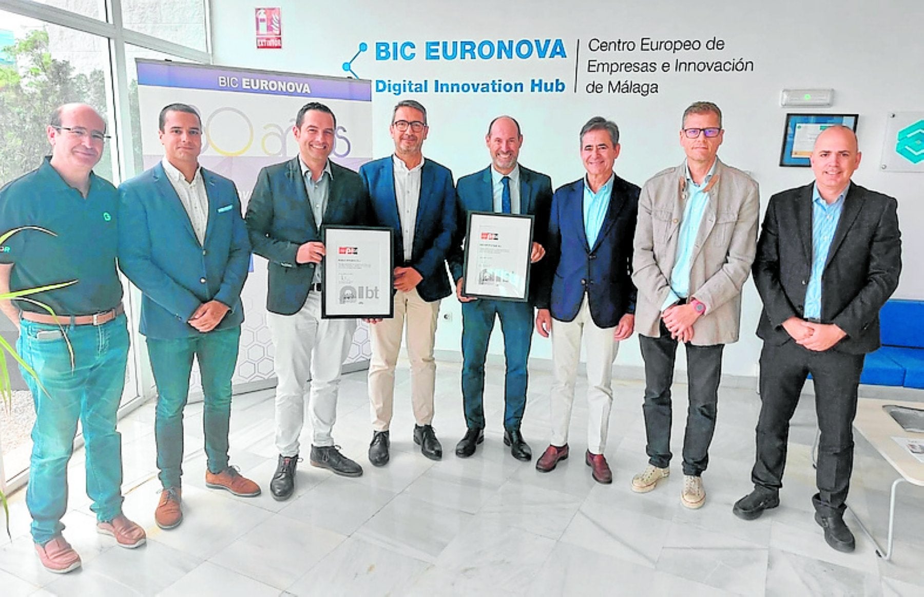 Acto de entrega de los reconocimientos a las dos empresas.