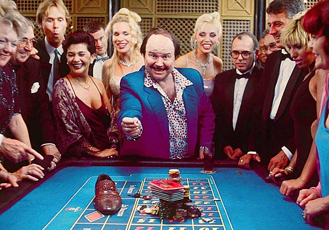 Santiago Segura, apostando en el Torrequebrada en 'Torrente 2'.