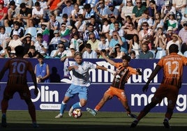 DAni Lorenzo conduce el balón en el anterior encuentro en La Rosaleda, contra el Antequera.