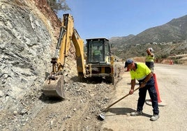 Operarios trabajando en las obras de conexión.