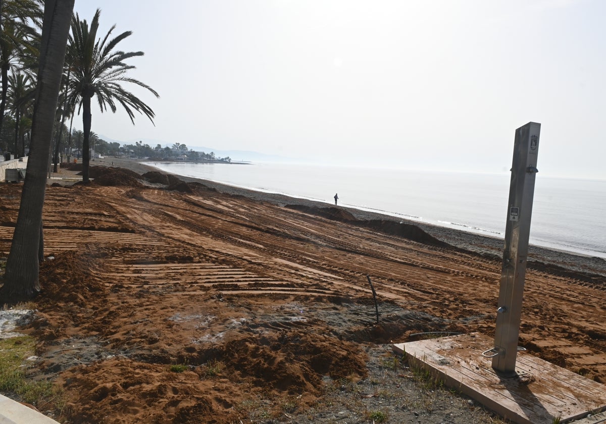 Vecinos de San Pedro Alcántara critican la arena aportada a la playa de dicho núcleo