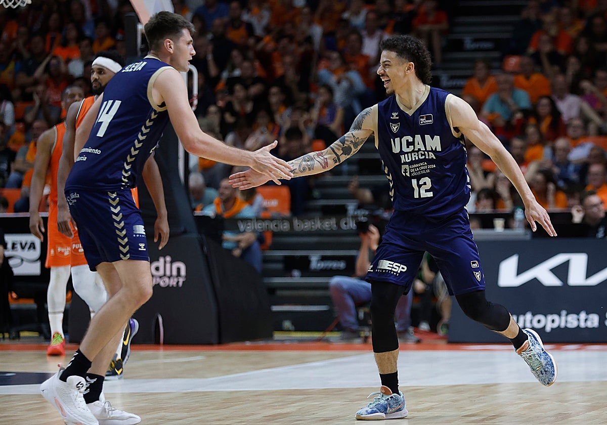 Sleva y Radebaugh celebran una canasta en el último partido contra el Valencia.