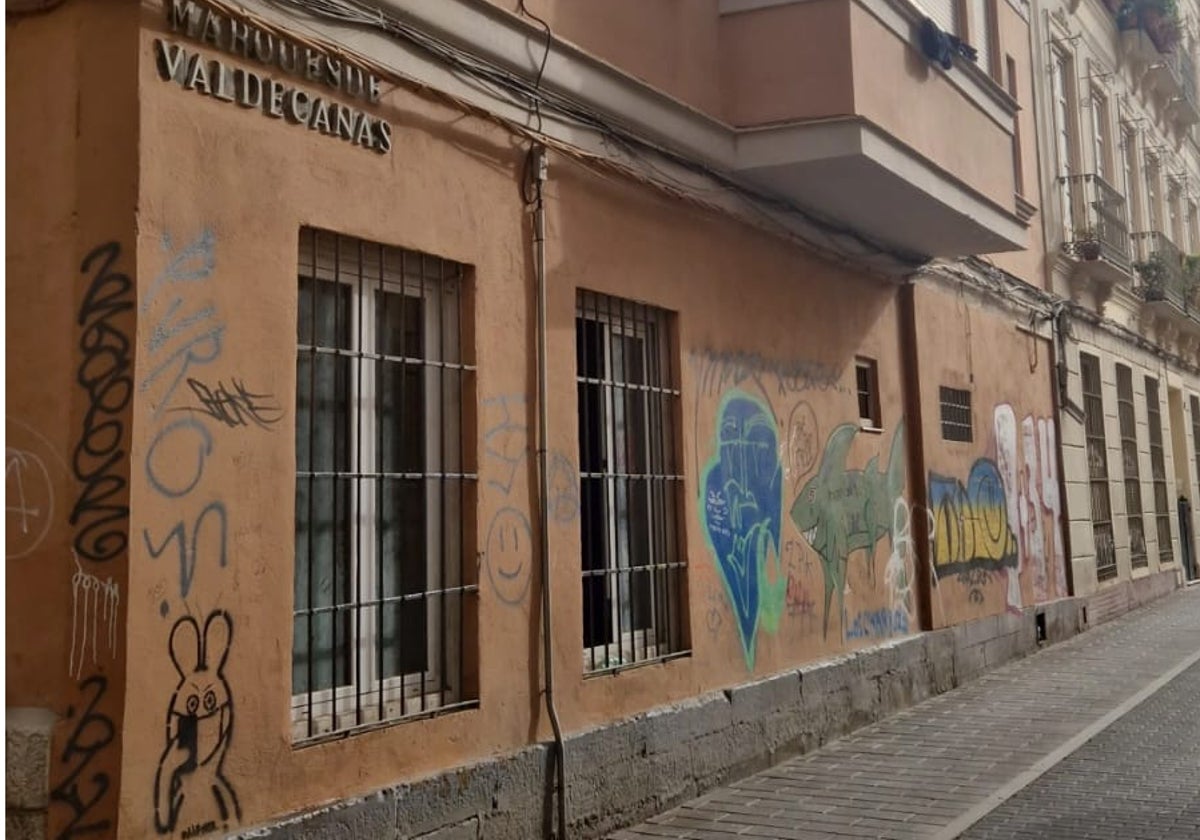 Pintadas en la calle Marqués de Valdecañas.