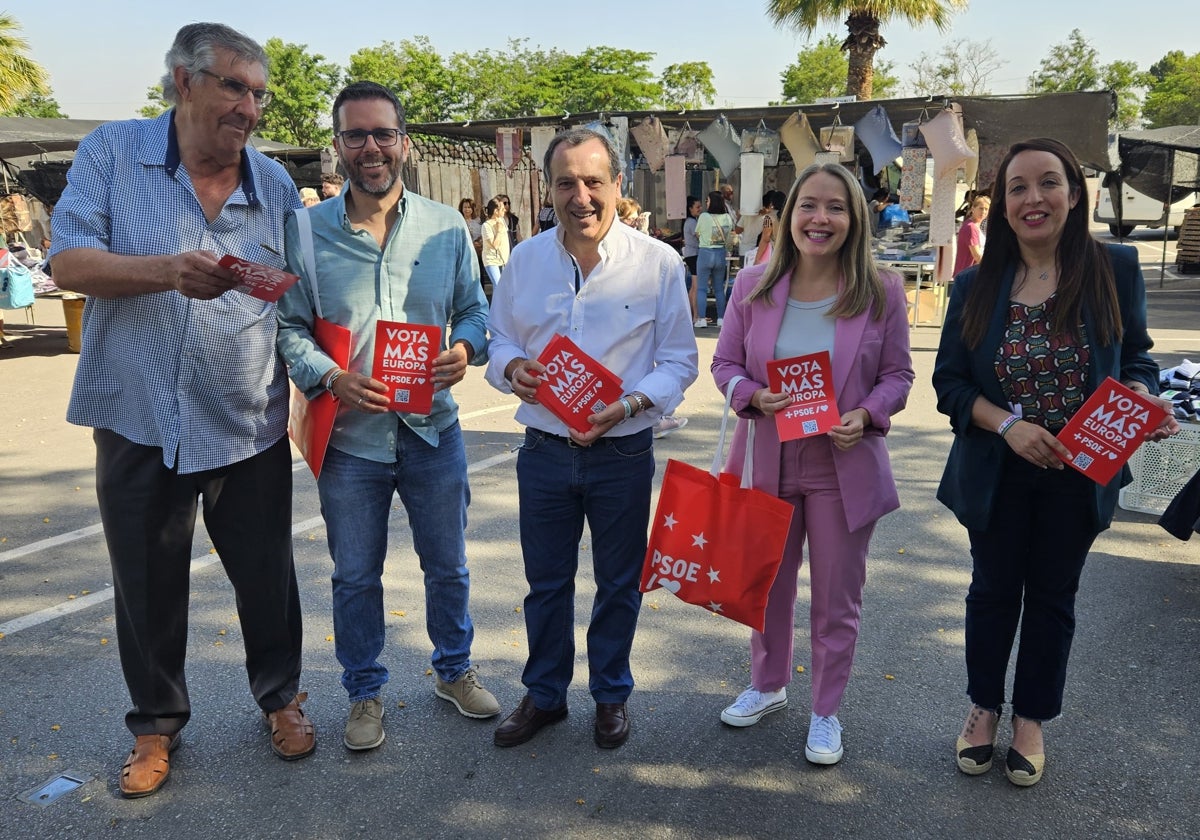 Ruiz Espejo y Murillo junto a integrantes del PSOE de Antequera, esta mañana.