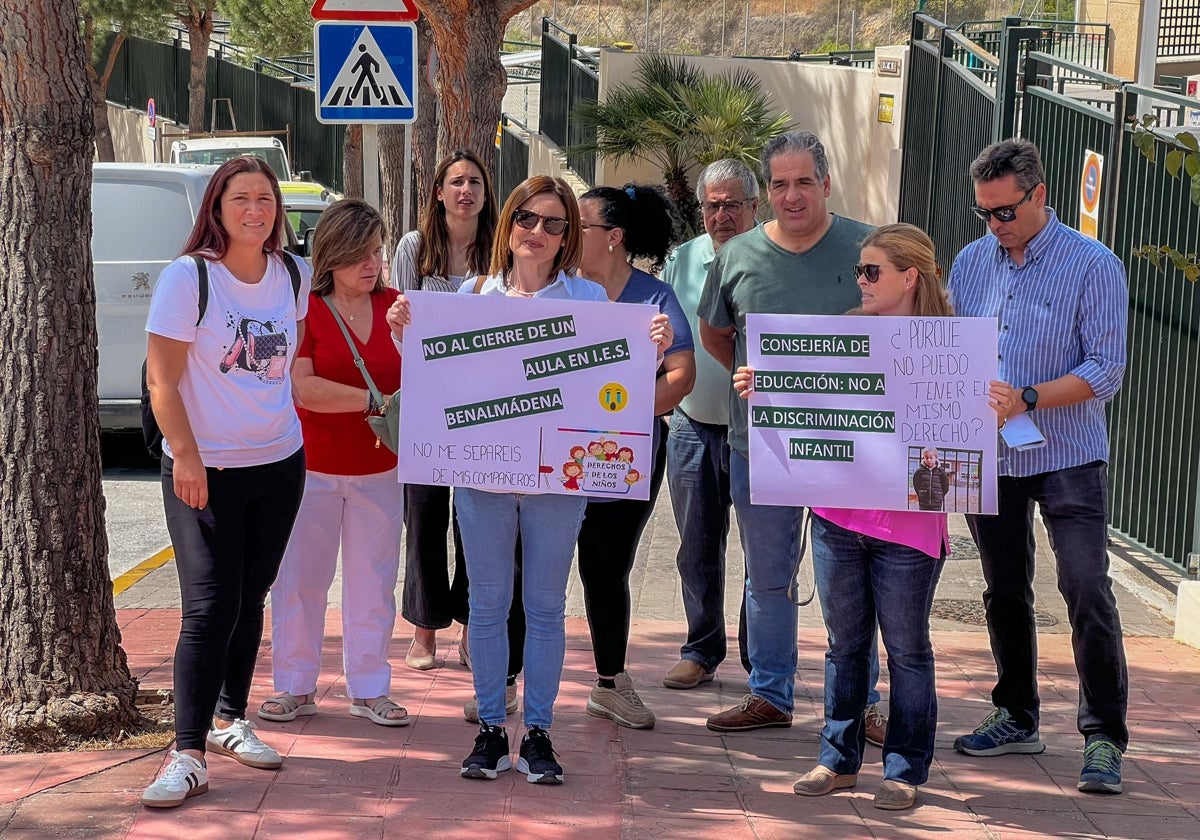 Algunos de los padres de los alumnos afectados, a las puertas del IES Benalmádena, donde se va a suprimir un aula en Primero de ESO.