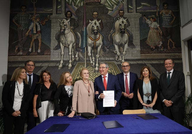 Atencia, junto a su familia y el presidente de la Diputación, el diputado de Cultura y la delegada de Cultura de la Junta.