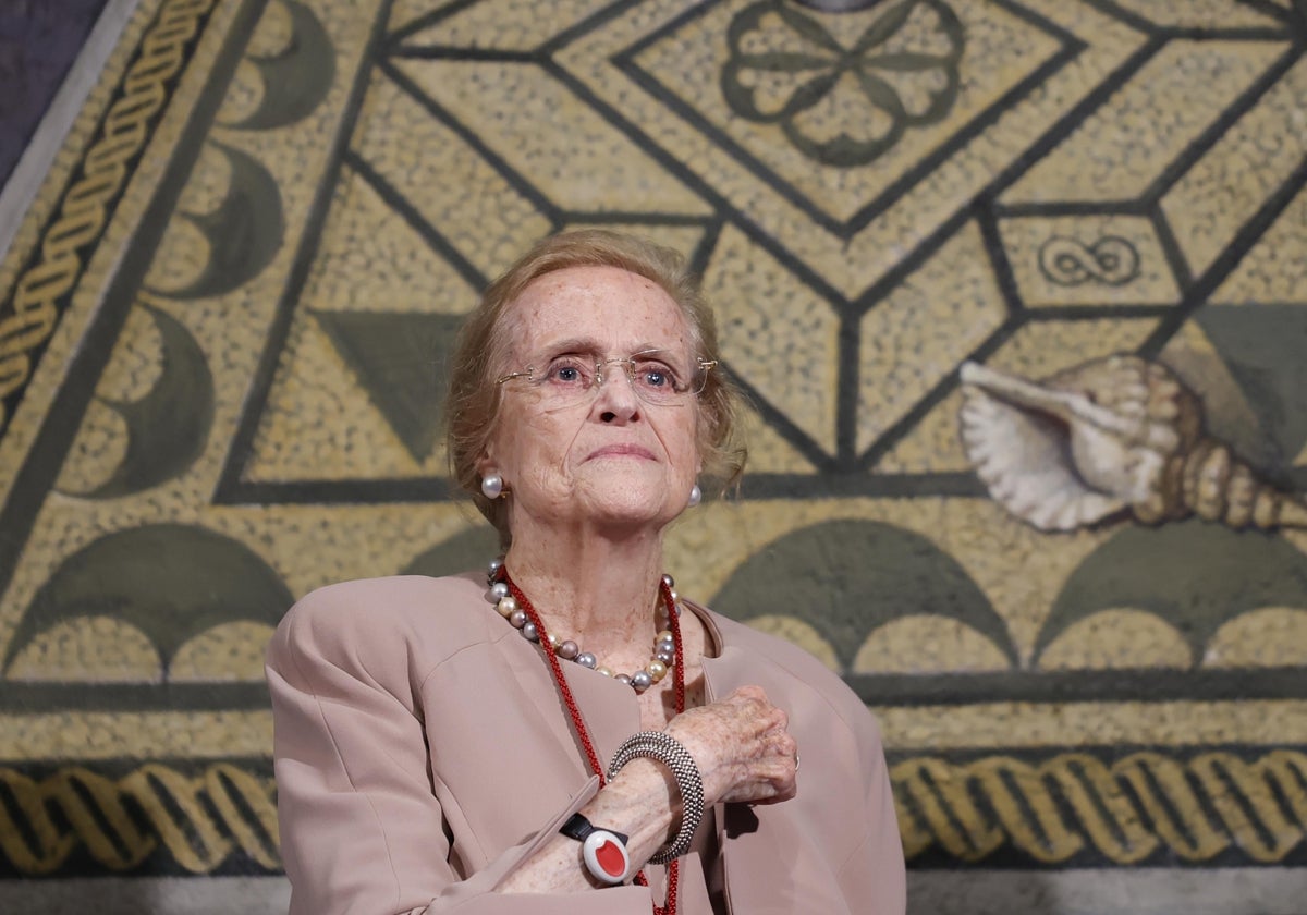 María Victoria Atencia, tras la firma de la cesión de su biblioteca y archivo.